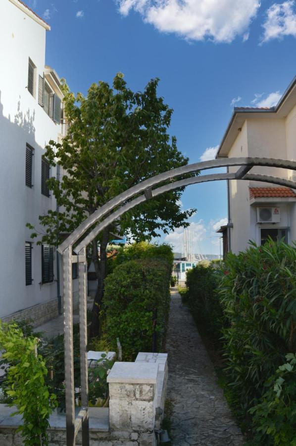 Issa Holiday Home - 3 Min Walk To Beach Kastela Exterior photo