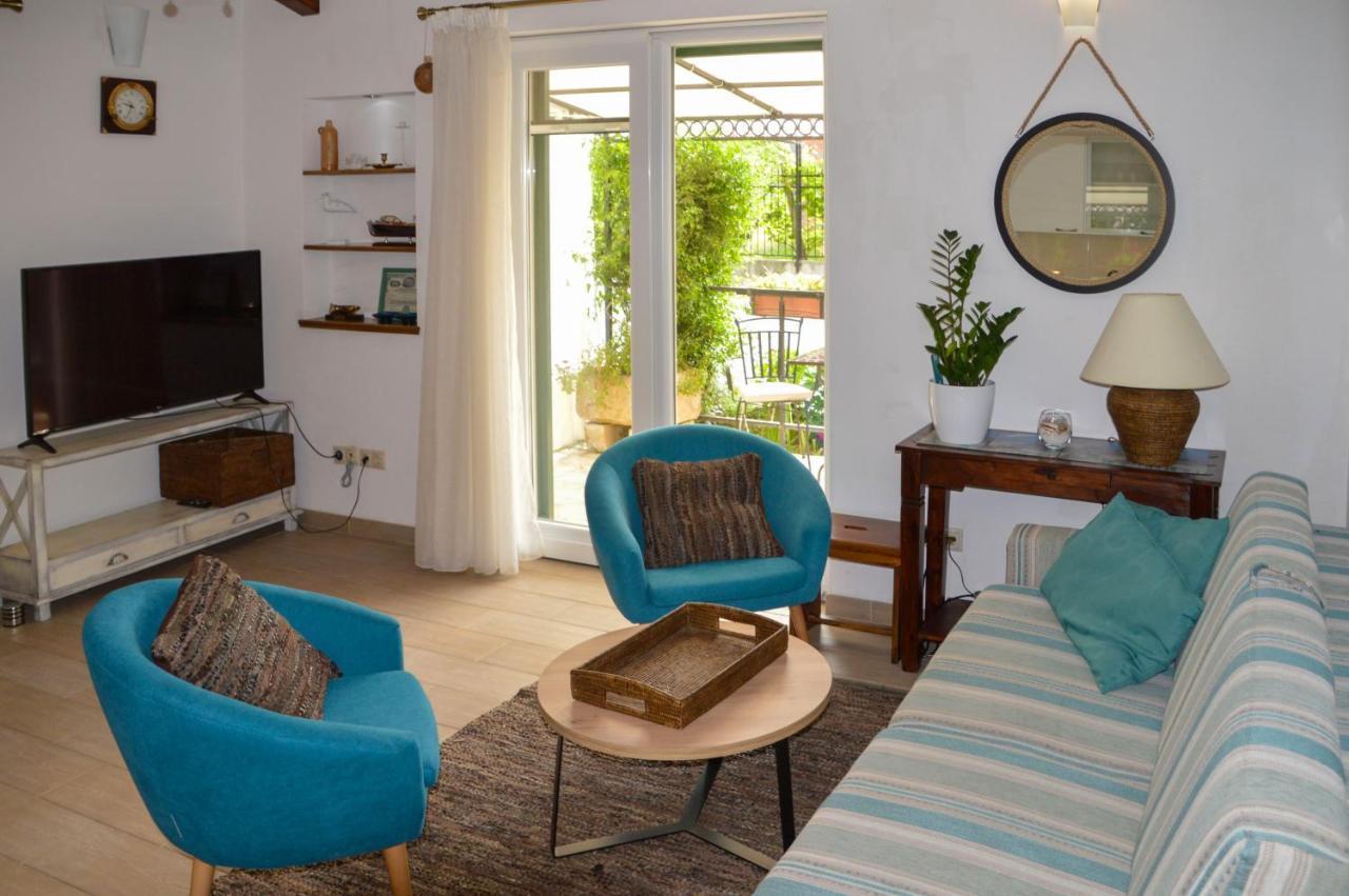 Issa Holiday Home - 3 Min Walk To Beach Kastela Exterior photo
