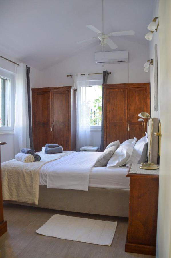 Issa Holiday Home - 3 Min Walk To Beach Kastela Exterior photo