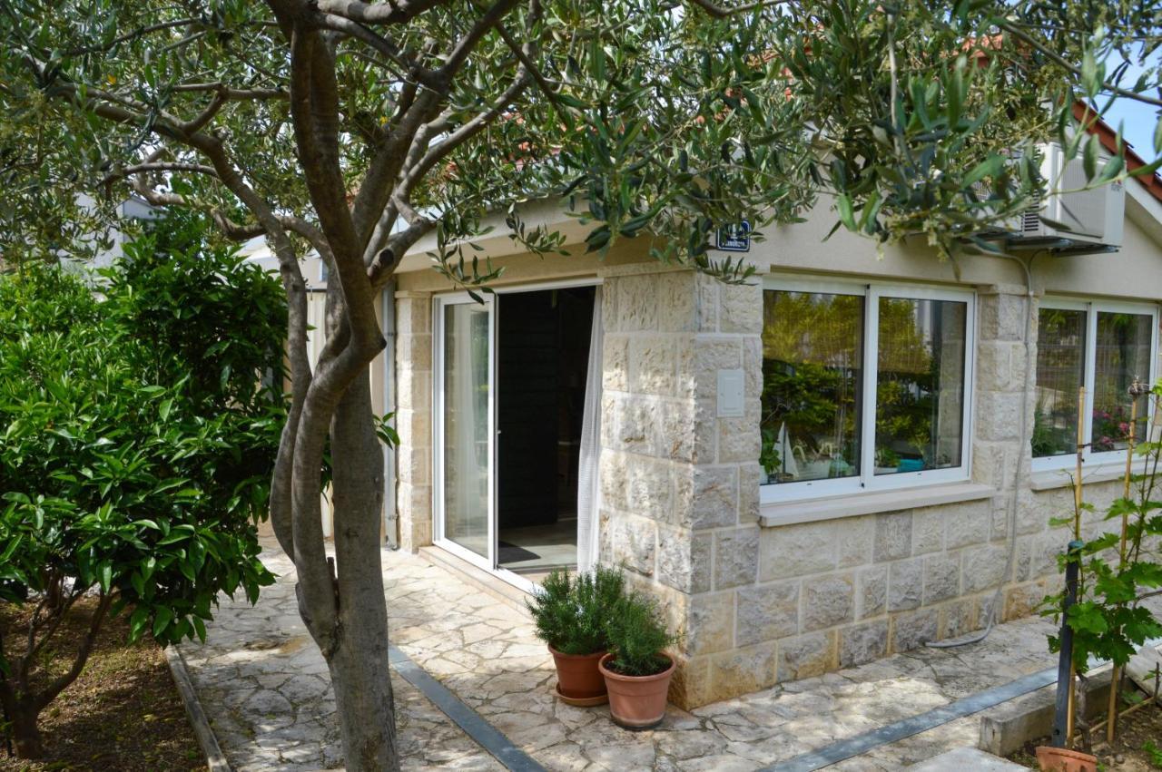 Issa Holiday Home - 3 Min Walk To Beach Kastela Exterior photo
